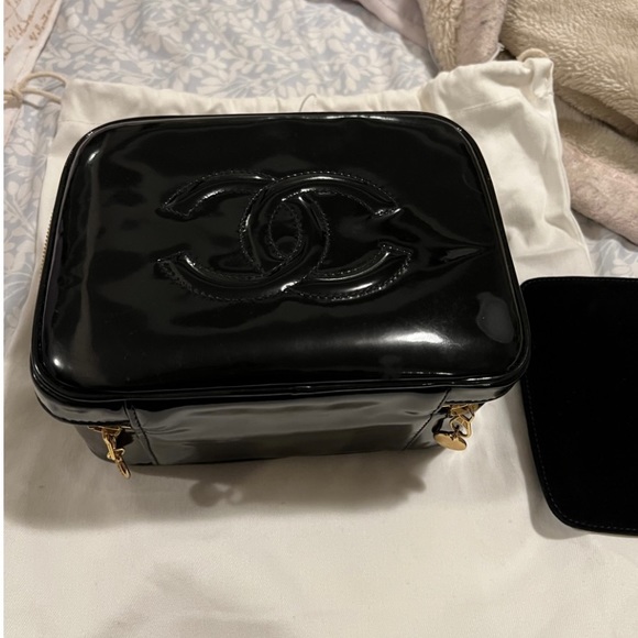 CHANEL Vintage
PATENT LEATHER SATCHEL - Picture 5 of 12